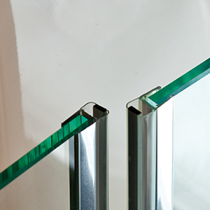 Vertikální profil pro spoj sklo-sklo 180 °