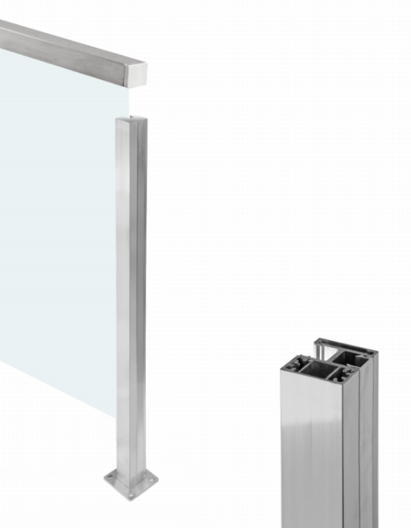 Levý krajní hranatý sloupek s madlem umístěným na skle