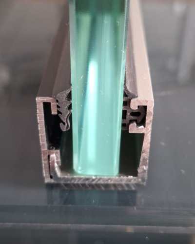 SPODNÝ PROFIL PRE SUCHÉ ZASKLIEVANIE V TVARE L-N