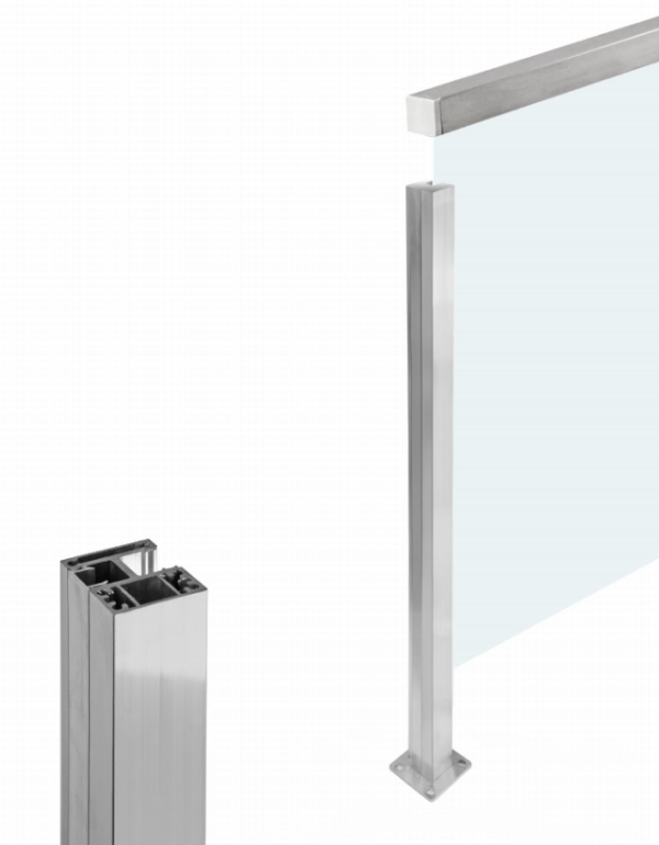 Pravý krajní hranatý sloupek s madlem umístěným na skle