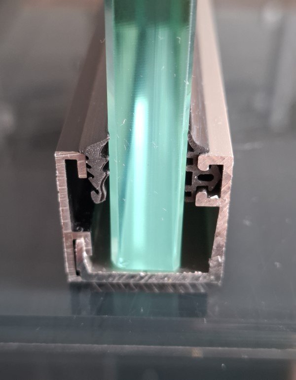 SPODNÝ PROFIL PRE SUCHÉ ZASKLIEVANIE V TVARE L-N